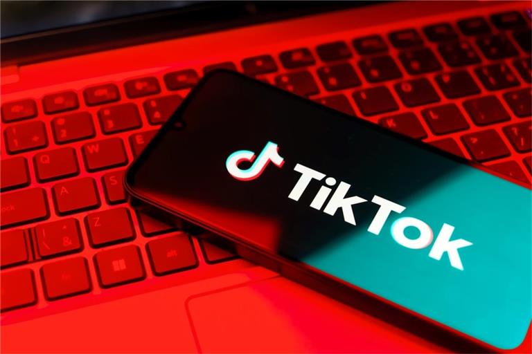 Auf TikTok breitet sich mal wieder ein neuer Trend aus.