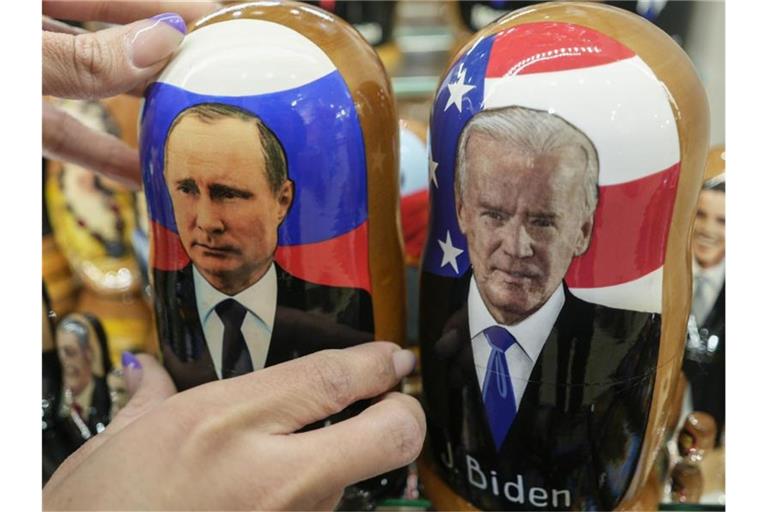 Auf traditionellen russischen Holzpuppen (Matrjoschkas) sind Russlands Präsident Wladimir Putin (l) und US-Präsident Joe Biden zu sehen. Foto: Pavel Golovkin/AP/dpa