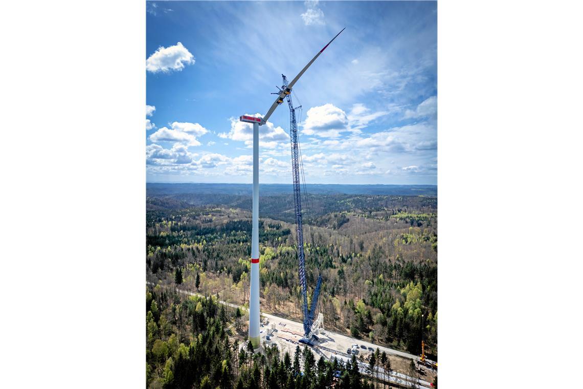 Wie ein Windpark im Wald entsteht Auf über 160 Metern Höhe wird das rund 23 Tonnen schwere Rotorblatt montiert. Möglich ist das nur durch einen Riesenkran, dessen Aufbau allein etwa fünf Tage dauert.