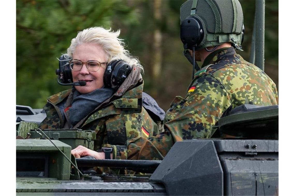 „Auf uns ist Verlass“: Christine Lambrecht in einem Gefährt der Panzerlehrbrigade 9 in Munster. Foto: Philipp Schulze/dpa