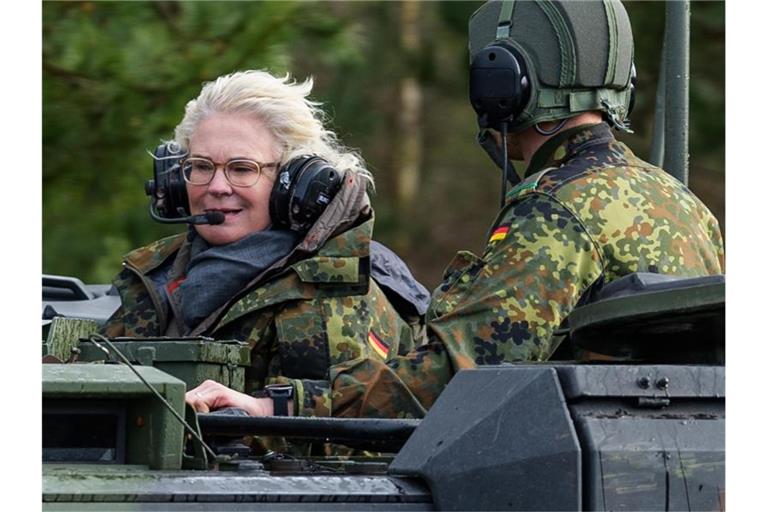 „Auf uns ist Verlass“: Christine Lambrecht in einem Gefährt der Panzerlehrbrigade 9 in Munster. Foto: Philipp Schulze/dpa