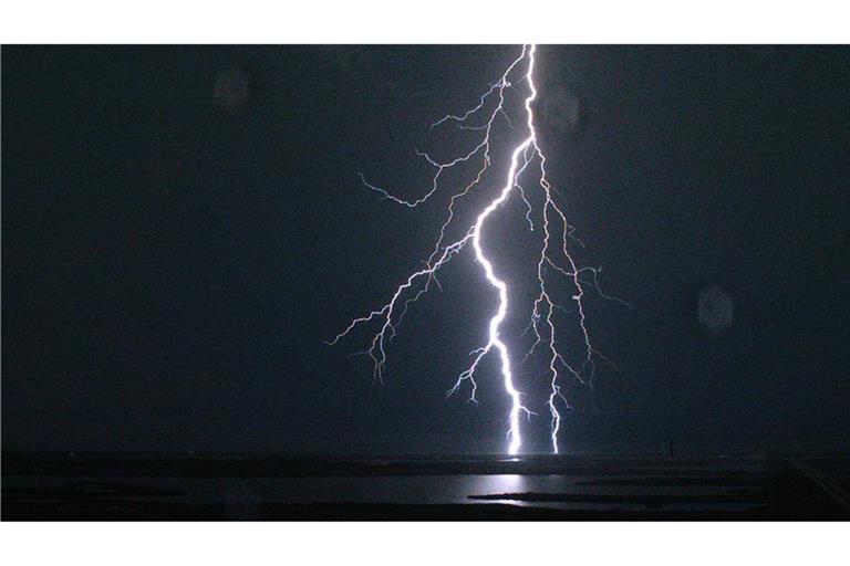 Auf unserem Nachbarplaneten, dem Mars blitzt und donnert es genauso wie der Erde.