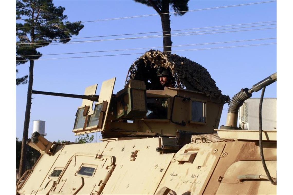 Zweite Provinzhauptstadt in Afghanistan fällt an Taliban Auf verlorenem Posten: Die afghanischen Sicherheitskräfte haben den Taliban nach dem Abzug der internationalen Truppen wenig entgegenzusetzen. (Symbolbild). Foto: Hamed Sarfarazi/AP/dpa