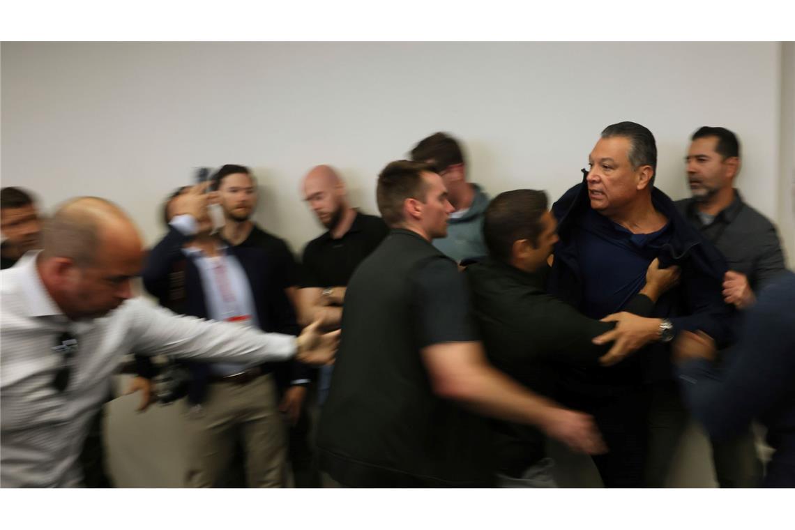 Rabiater Vorfall: US-Senator aus Pressekonferenz gezerrt Auf Videoaufnahmen ist Padilla zu hören, wie er "Hände weg" ruft.