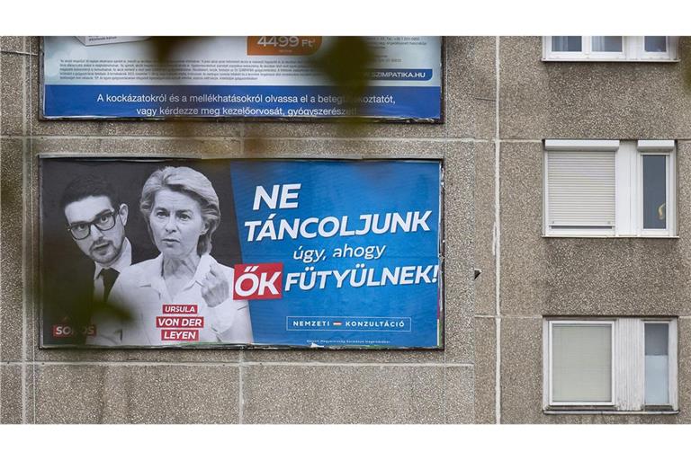 Auf vielen Plakatwänden in Ungarn ist EU-Kommissionspräsidentin Ursula von der Leyen zu sehen. Das ist Teil der Anti-Brüssel-Kampagne der Regierung in Budapest.