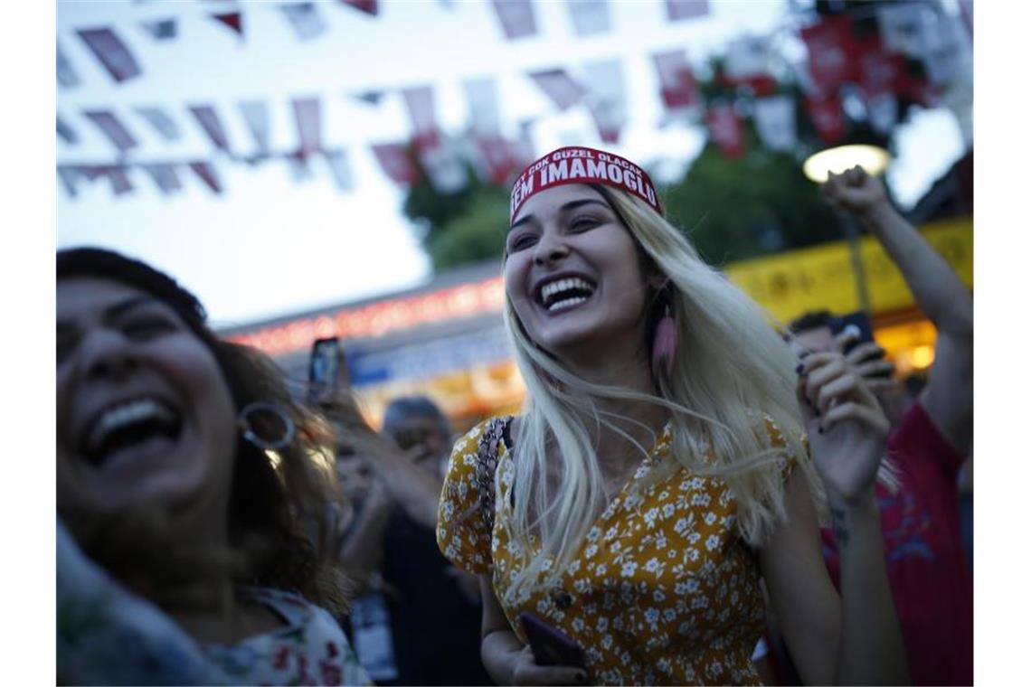 Nach Istanbul-Wahl: Behörde bestätigt Sieg der Opposition Auf vielen Straßen der Stadt feierten die Menschen spontane Feste. Foto: Emrah Gurel/AP