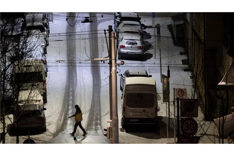 Auf vielen Straßen in Deutschland ist es weiterhin rutschig.