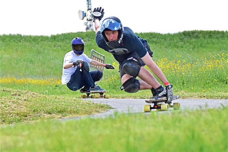 Auf vier Rädern die kurvige Strecke den Hang hinunter: Für die schnellsten Skateboarder floss die Wertung in die Platzierung bei der deutschen Meisterschaft mit ein.  Foto: Tobias Sellmaier
