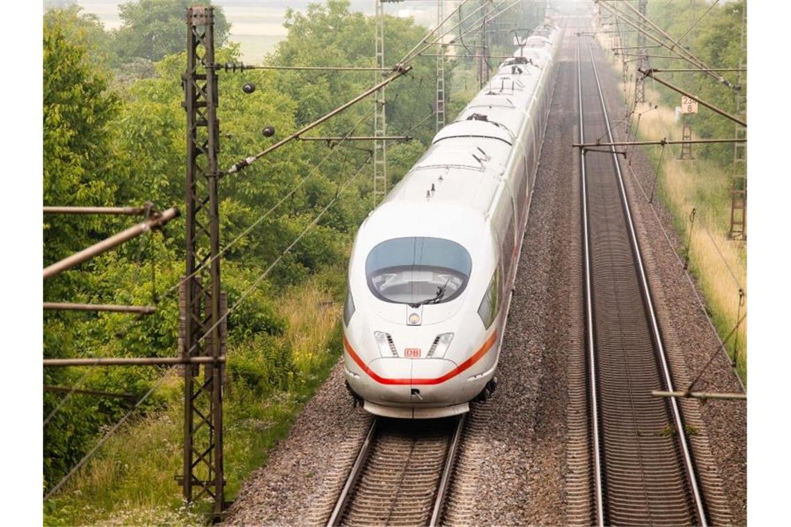 Zukunft der Bahn: Branche einigt sich auf „Schienenpakt“ Auf wichtigen Strecken sollen ICE der Deutschen Bahn künftig alle 30 Minuten fahren - zuerst zwischen Berlin und Hamburg. Foto: Philipp von Ditfurth/dpa