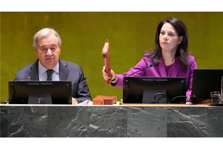 Aufbäumen vor dem Abtreten: Die regulär nach einem Jahr ausgeschiedene Präsidentin der UN-Vollversammlung, Annalena Baerbock (r.), hat sich bei der Suche nach einem Nachfolger von UN-Generalsekretär Antonio Guterres (l.) mit den ständigen Mitgliedern des Sicherheitsrats angelegt.