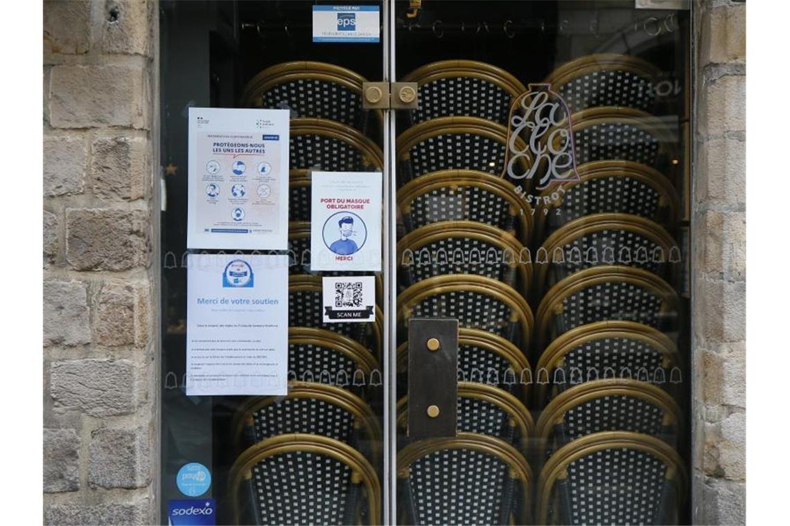 Gastronomie in Frankreich unter Druck - Ruf nach Öffnung Aufeinandergestapelte Stühle in einem geschlossenen Restaurant in der Stadt Lille im Norden Frankreichs. Foto: Michel Spingler/AP/dpa
