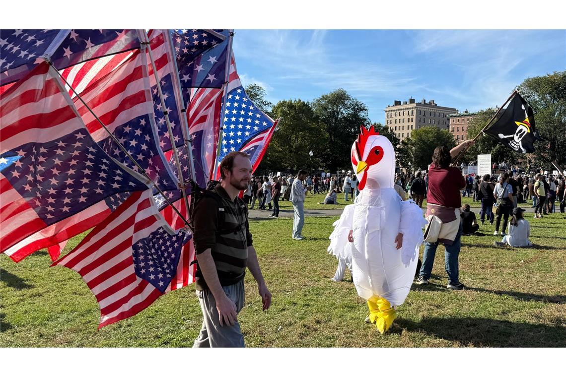 "No Kings": Wieder Massenproteste gegen Trump in den USA Auffällig in vielen Städten, wie hier in Boston: aufblasbare Kostüme.