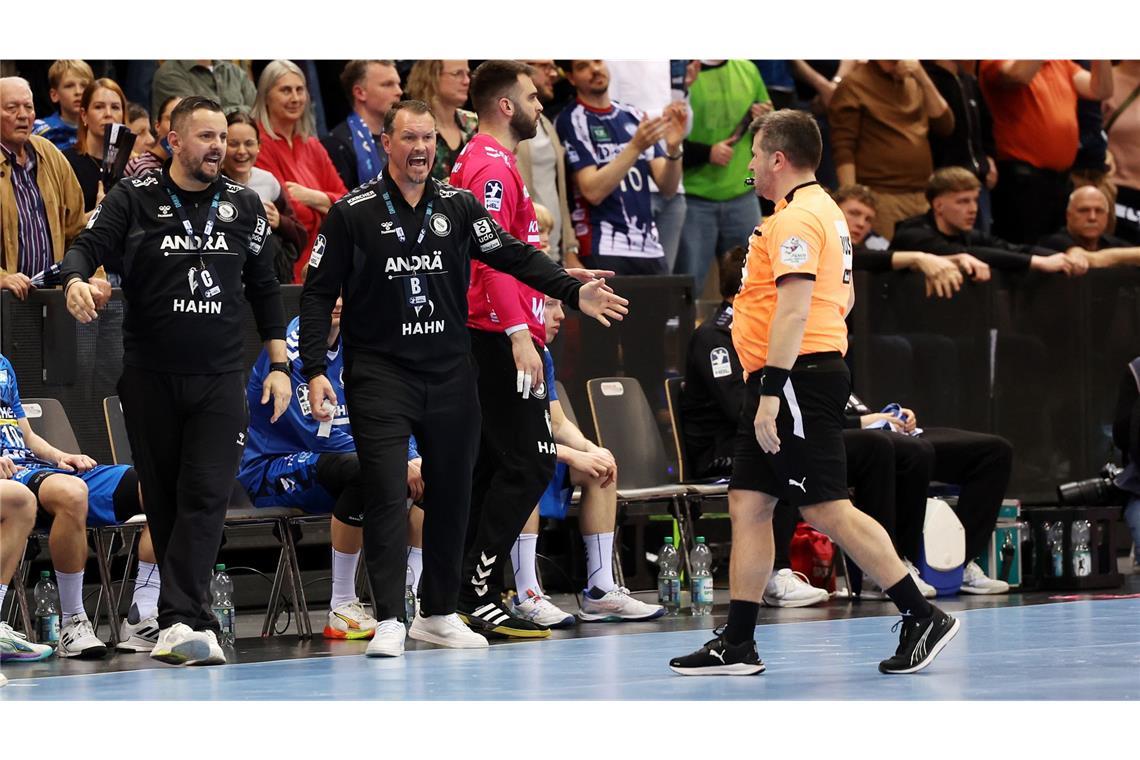 Aufgebracht: TVB-Coach Misha Kaufmann, Assistent Danijel Grgic (li.).