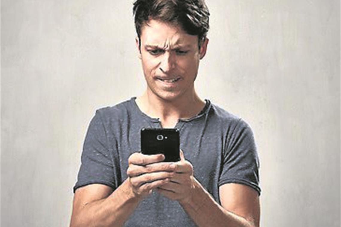 Gefälschte Smartphones verkauft Aufgepasst beim Kauf von Smartphones auf der Straße. Da könnte man Ganoven aufsitzen. Foto: stock.adobe