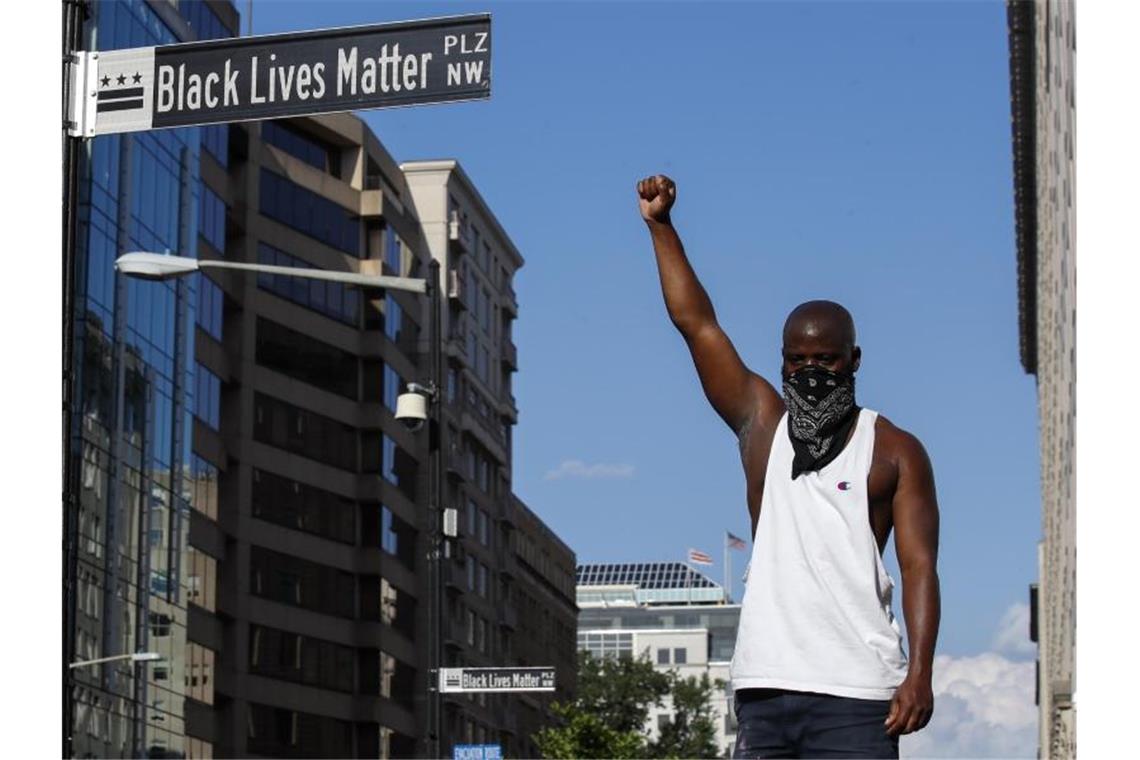 Neue Massenproteste gegen Rassismus in den USA Aufgereckte Faust auf dem umbenannten „Black Lives Matter“-Platz in Washington. Foto: Alex Brandon/AP/dpa