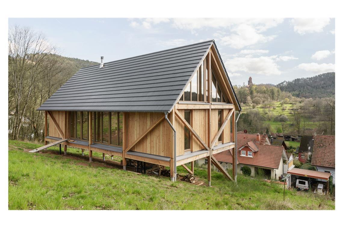 Die besten einfachen Häuser Europas – auch von Stuttgarter Architekten Aufgeständert, um die Eingriffe in das Gelände zu minimieren – ein 108 Quadratmeter großes Wohnhaus am Hang in Erlenbach bei Dahn in der südlichen Pfalz, entworfen von Philipp Tobias Dury und Stephanie Hambsch.