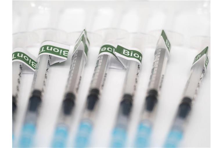 Aufgezogene Spritzen mit dem Biontech-Impfstoff. Foto: Marijan Murat/dpa/Symbolbild