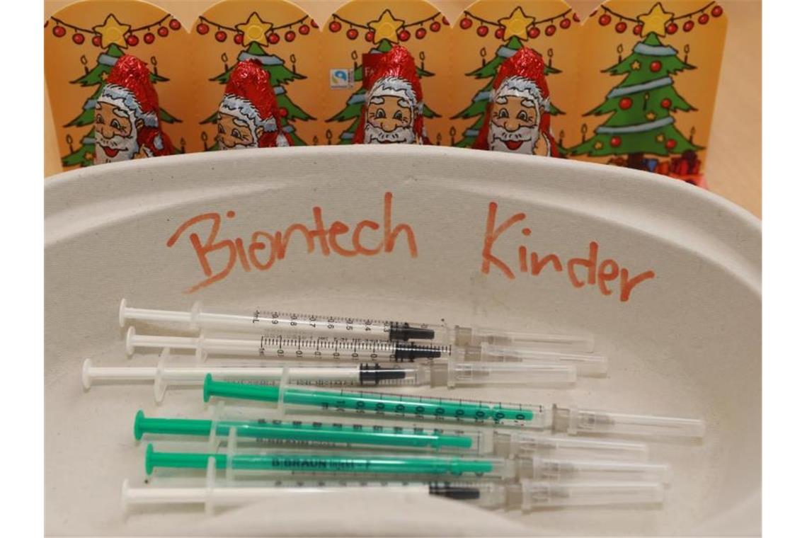 Aufgezogene Spritzen mit dem Kinder-Impfstoff von Biontech. Foto: Matthias Bein/dpa-Zentralbild/dpa