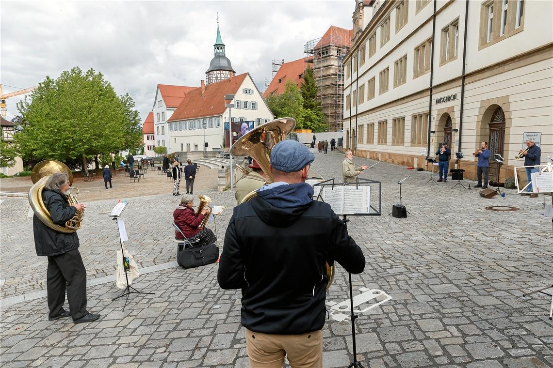 Aufgrund der Coronapandemie konnten längst nicht alle Plätze im Innenraum der Kirche belegt werden. Wer keinen Sitz mehr ergattern konnte, konnte die Übertragung des Gottesdiensts im Stiftshof verfolgen – mit Blasmusik zur Begrüßung.