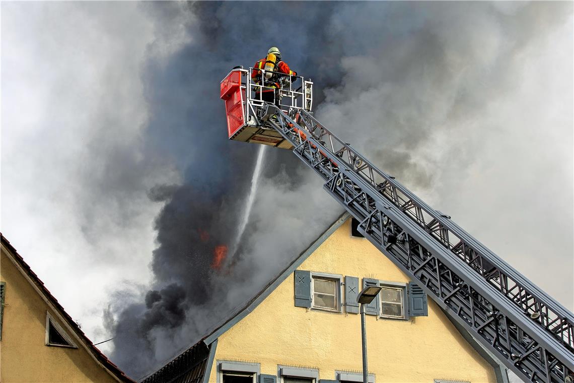 Aufgrund der engen Bebauung war es nur über die Drehleiter möglich, die Flammen wirksam zu bekämpfen.Fotos: A. Becher