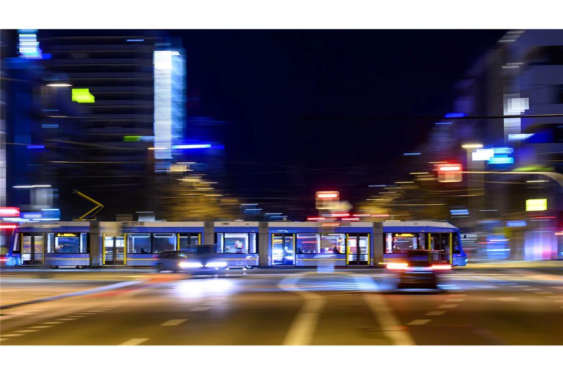 Aufgrund der hohen Spritpreise fahren mehr Menschen mit dem ÖPNV - doch die Verkehrsunternehmen können den Bedarf kaum bedienen. (Symbolbild)