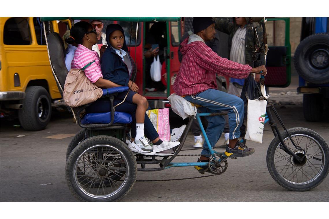 Aufgrund der Krise steigen viele Kubaner auf Fahrradtaxis um.