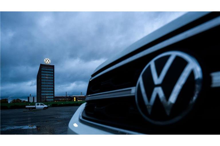 VW rutscht in die roten Zahlen –  Porsche zieht Konzern tief ins Minus Aufgrund der Porsche-Probleme steckt auch VW in einer tiefen Krise.