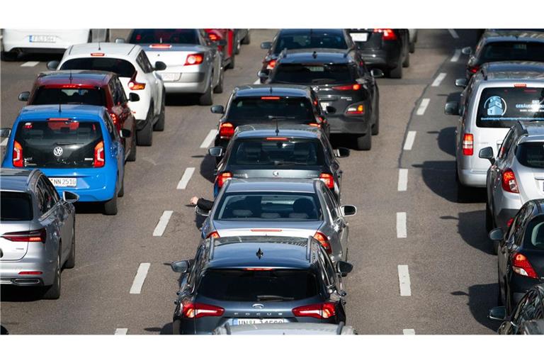 Aufgrund des verlängerten Pfingstwochenendes sowie einzelnen Baustellen werden viele Staus auf den Autobahnen erwartet (Symbolbild).