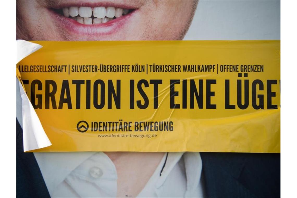 Verfassungsschutz: Identitäre Bewegung ist klar rechtsextrem Aufkleber der rechten Identitären Bewegung auf einem Wahlplakat der SPD in Tübingen. Foto: Sebastian Gollnow