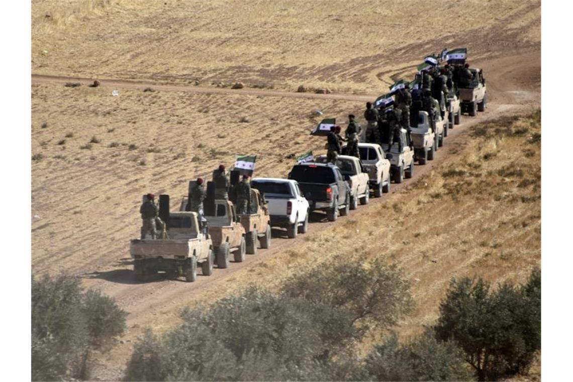 USA fordern Abbruch von Syrien-Offensive Aufmarsch der „Freien Syrischen Armee“, die von der Türkei unterstützt wird. Foto: Uncredited/DHA/dpa