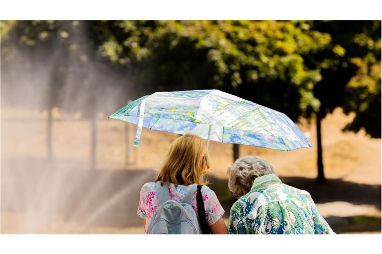 Aufmerksamkeit ist wichtig: Ältere und pflegebedürftige Menschen sind bei Hitze besonders gefährdet.