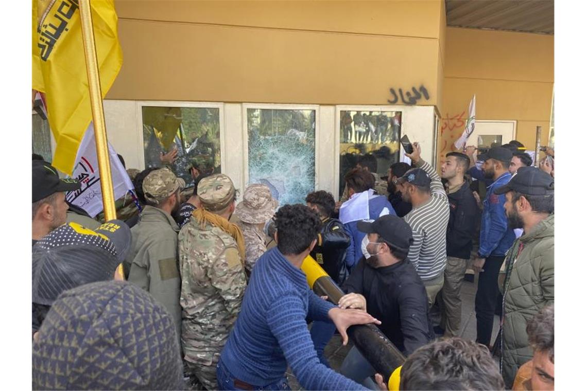 Sturm auf US-Botschaft im Irak Aufnahmen der Demonstrationen legten nahe, dass es den Demonstranten gelungen ist, einen Kontrollpunkt auf der Zufahrtsstraße zur Botschaft zu überwinden. Foto: Khalid Mohammed/AP/dpa
