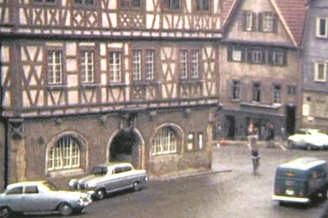 Aufnahmen von zeithistorischem Wert: Backnanger Marktstraße. Screenshot eines Films aus dem Jahr 1964, aufgenommen bei einer Autofahrt. Fotos: A. Becher/W. Schettler