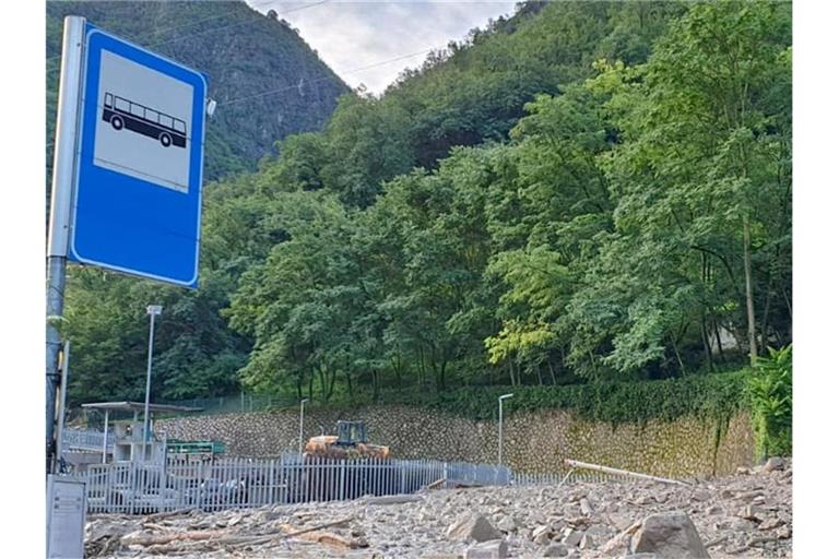 Aufnahmeort unbekannt: Nach einem Murenabgang ist eine Straße von Schlamm und Geröll verschüttet. Südtirol kämpft nach starkem Regen gegen Hochwasser. Foto: LFV Südtirol/dpa