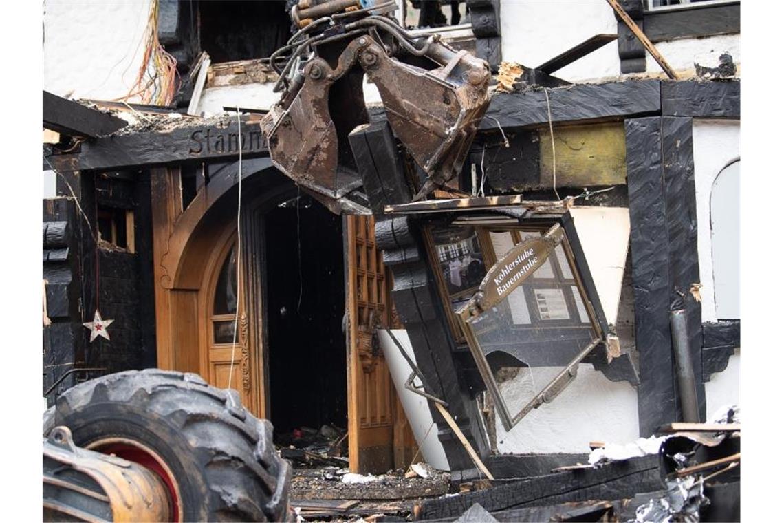 Experten finden Ausgangspunkt für „Schwarzwaldstube“-Brand Aufräumarbeiten im ausgebrannten Restaurant des Hotels „Traube Tonbach“. Foto: Sebastian Gollnow/dpa