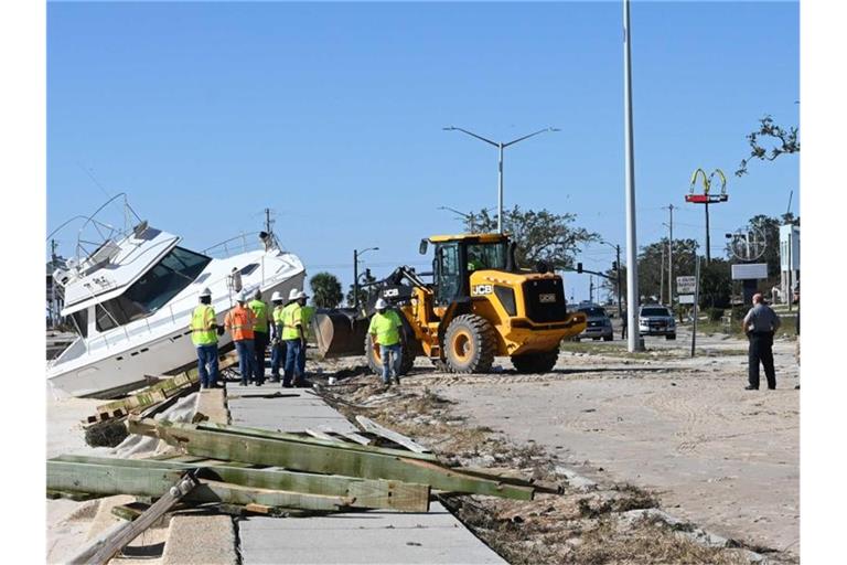 Aufräumarbeiten in Long Beach im US-Bundesstaat Mississippi. Foto: Lukas Flippo/The Sun Herald/AP/dpa