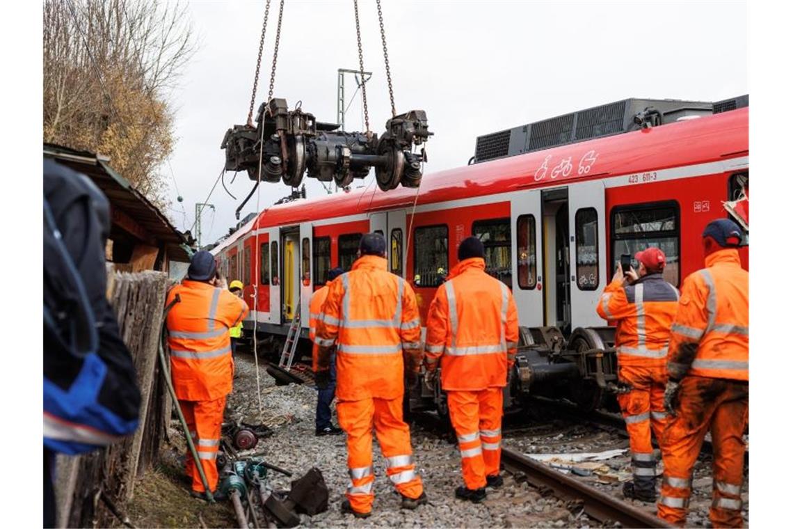 Ermittlungen nach S-Bahn-Unfall - Lokführer im Fokus Aufräumarbeiten nach dem S-Bahn-Unfall: Das entgleiste Drehgestell hängt am Haken eines Krans. Foto: Matthias Balk/dpa