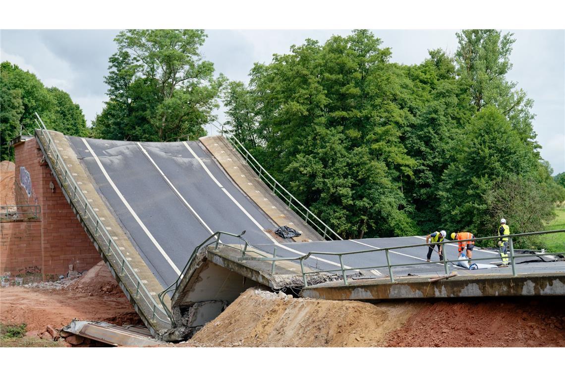 Talbrücke in Sekunden Geschichte: "sehr zufrieden" Aufräumarbeiten sollten nach Sprengung beginnen.