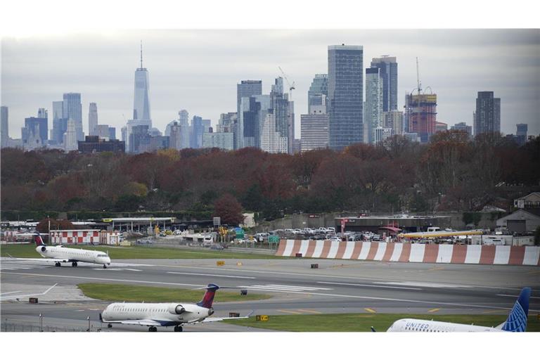 Aufregung am US-Flughafen LaGuardia: Die Tragfläche eines regionalen Fliegers kracht in die Nase eines eben gelandeten Flugzeugs