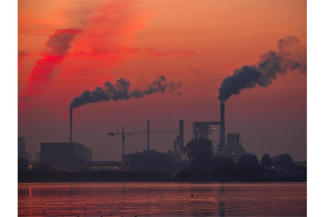 Aufsteigender Rauch aus Fabrikschornsteinen: Bis zum Jahr 2040 soll bereits ein Rückgang des klimaschädlichen Ausstoßes um 88 Prozent erreicht sein. Foto: Jens Büttner/dpa-Zentralbild/dpa
