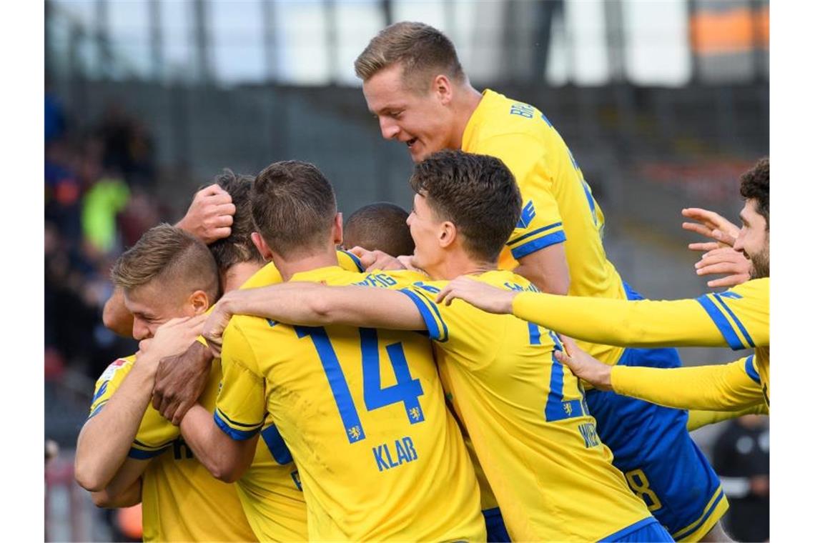 HSV Erster - Erste Dreier für KSC und Braunschweig Aufsteiger Braunschweig feierte gegen Bochum den ersten Dreier der Saison. Foto: Swen Pförtner/dpa