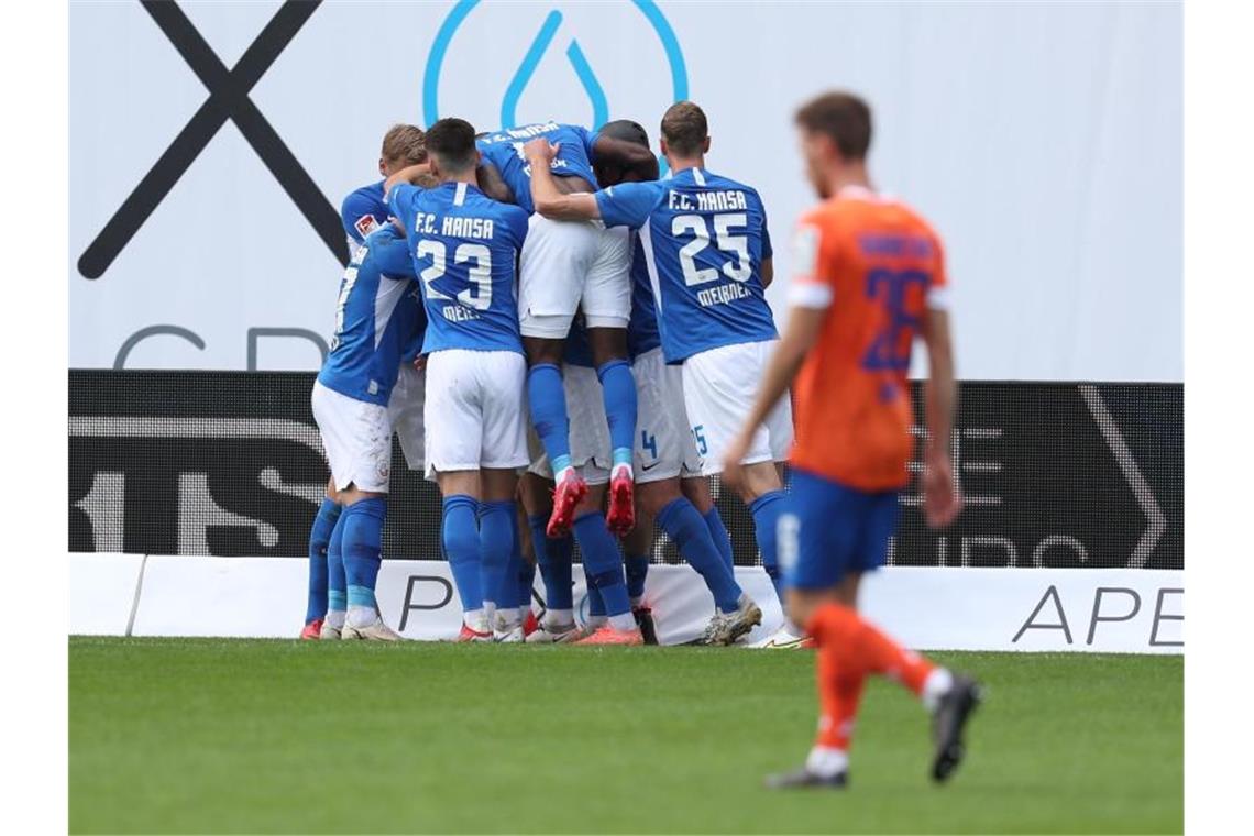 Aufsteiger Hansa Rostock kam durch ein spätes Tor zum Heimsieg gegen Darmstadt 98. Foto: Danny Gohlke/dpa