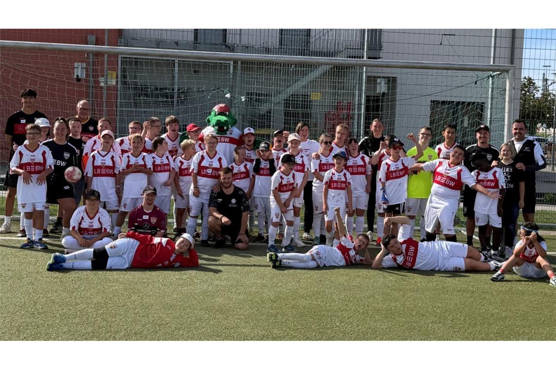 Aufstellen zum Erinnerungsfoto mit Fritzle, dem VfB-Maskottchen.