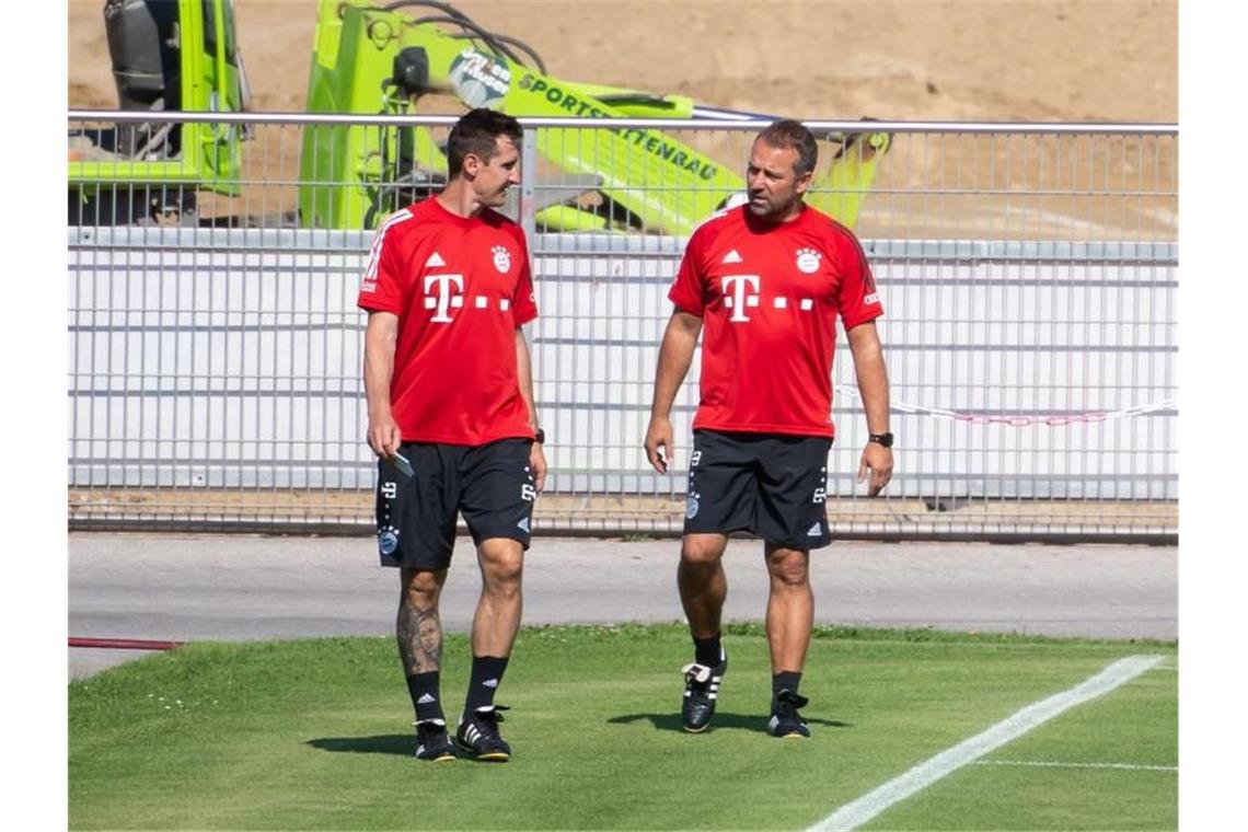 Auftakt als Bayern-Co: Miroslav Klose (l) und Chefcoach Hansi Flick. Foto: Sven Hoppe/dpa