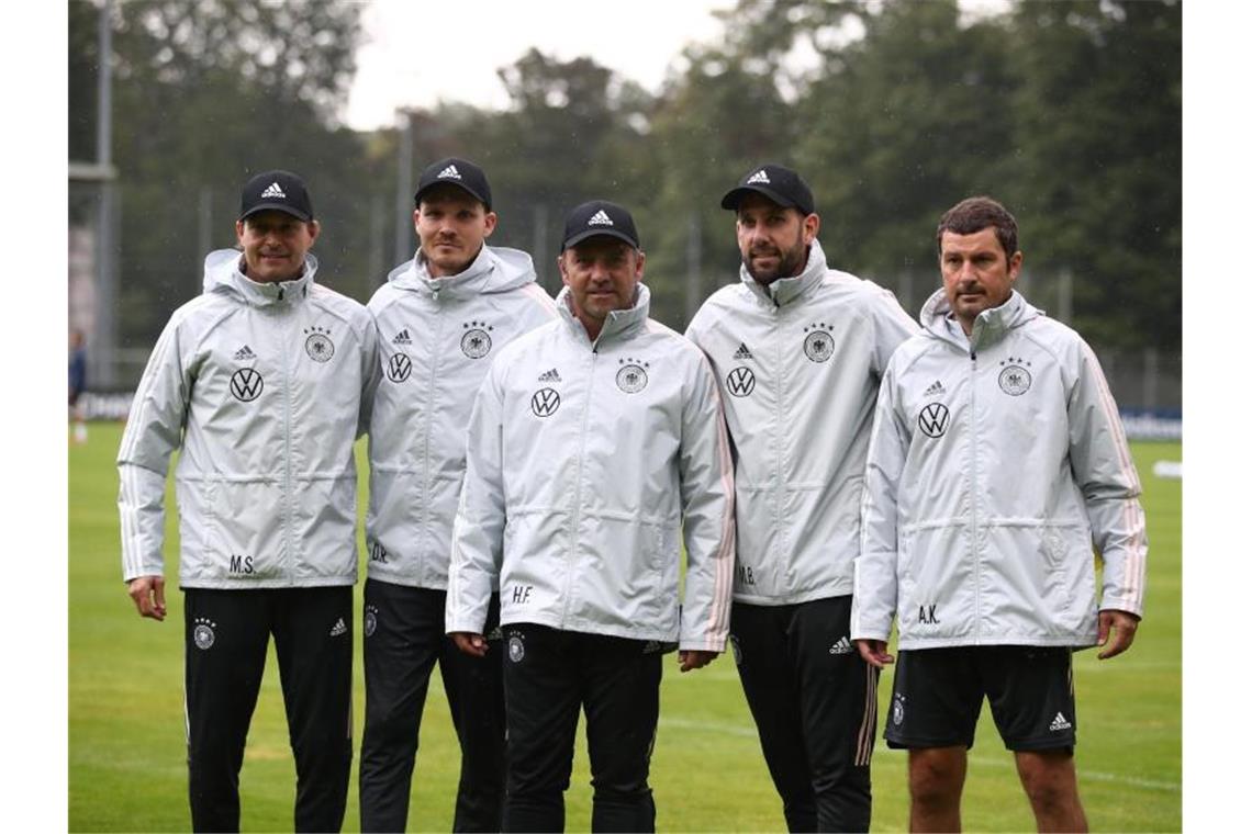 Vorbild Italien: Neuers forsche Töne zum Flick-Start Auftakt beim DFB: Bundestrainer Hansi Flick (M) mit seinen Assistenztrainer Marcus Sorg (l-r) und Danny Röhl, Individualtrainer Mads Buttgereit sowie Torwarttrainer Andreas Kronenberg. Foto: Tom Weller/dpa
