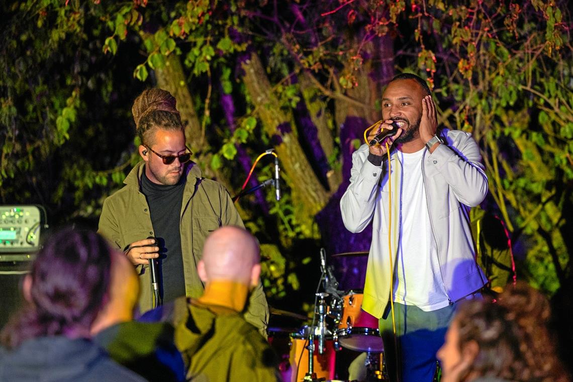 Auftakt der Backnanger Bäderbühne: Mit dabei ist die Roots-Reggae-Band More Colours mit den Sängern Easyman (links) und Akwesi. Foto: Alexander Becher