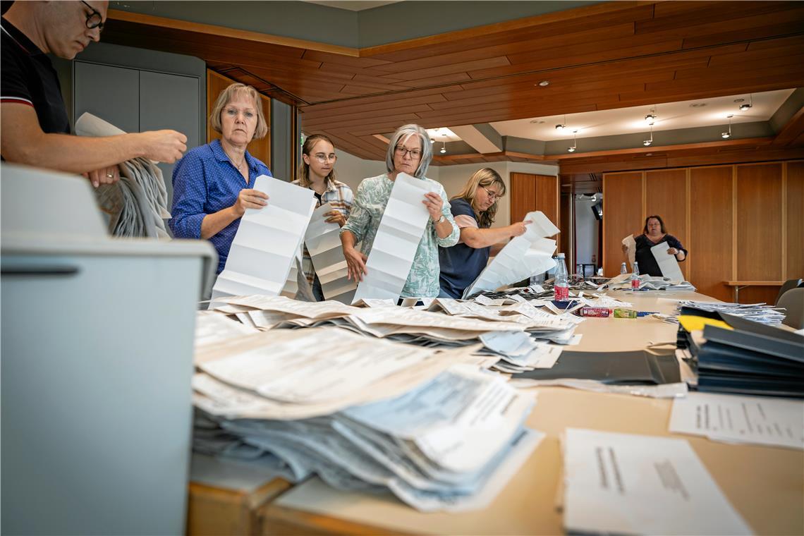 AfD-Triumph sorgt für Entsetzen Auftakt des Auszählmarathons: Als erstes wurden gestern Abend, wie hier im Backnanger Bürgerhaus, die Stimmzettel der Europawahl ausgezählt. Foto: Alexander Becher