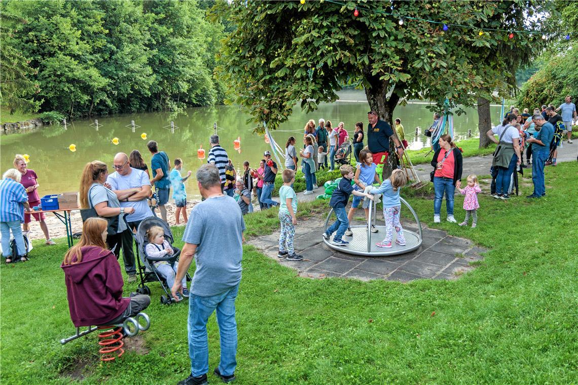 Auftakt des Sommernachtsfestes mit dem Waldsee-Triathlon. 