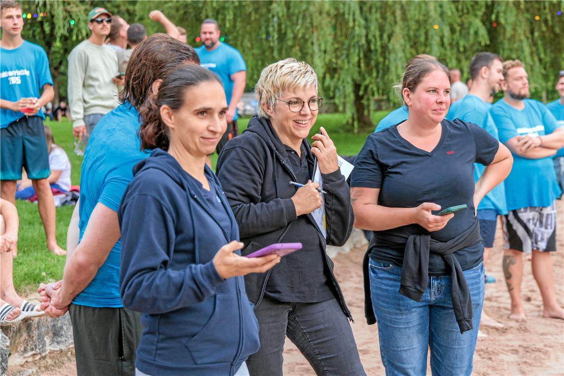 Auftakt des Sommernachtsfestes mit dem Waldsee-Triathlon. Die strenge Jury v.L. ...