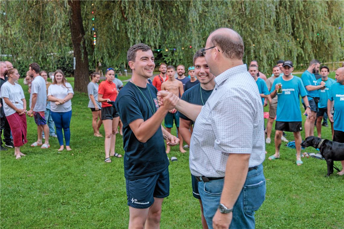 Auftakt des Sommernachtsfestes mit dem Waldsee-Triathlon. Das Siegerteam von der...